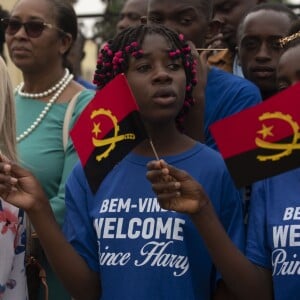 Le prince Harry, duc de Sussex, retourne sur les traces de sa mère à Huambo en Angola, le 27 septembre 2019, au cinquième jour de sa visite en Afrique du sud. Le prince Harry s'est assis près de l'arbre baptisé Diana, en souvenir de sa mère, la princesse de Galles qui s'était rendue sur place en 1997. Le champ de mines de l'époque a laissé place à une rue animée avec des maisons, des boutiques et des écoles. Huambo. Le 27 septembre 2019