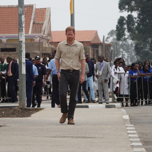 Le prince Harry, duc de Sussex, retourne sur les traces de sa mère à Huambo en Angola, le 27 septembre 2019, au cinquième jour de sa visite en Afrique du sud. Le prince Harry s'est assis près de l'arbre baptisé Diana, en souvenir de sa mère, la princesse de Galles qui s'était rendue sur place en 1997. Le champ de mines de l'époque a laissé place à une rue animée avec des maisons, des boutiques et des écoles. Huambo. Le 27 septembre 2019