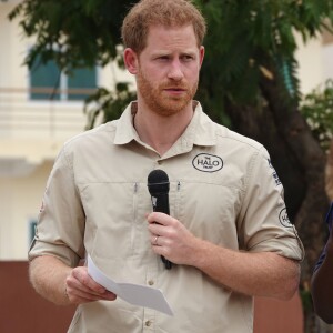 Le prince Harry, duc de Sussex, retourne sur les traces de sa mère à Huambo en Angola, le 27 septembre 2019, au cinquième jour de sa visite en Afrique du sud. Le prince Harry s'est assis près de l'arbre baptisé Diana, en souvenir de sa mère, la princesse de Galles qui s'était rendue sur place en 1997. Le champ de mines de l'époque a laissé place à une rue animée avec des maisons, des boutiques et des écoles. Huambo. Le 27 septembre 2019