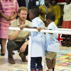 Le prince Harry, duc de Sussex, retourne sur les traces de sa mère à Huambo en Angola, le 27 septembre 2019, au cinquième jour de sa visite en Afrique du sud. Le prince Harry s'est assis près de l'arbre baptisé Diana, en souvenir de sa mère, la princesse de Galles qui s'était rendue sur place en 1997. Le champ de mines de l'époque a laissé place à une rue animée avec des maisons, des boutiques et des écoles. Huambo. Le 27 septembre 2019