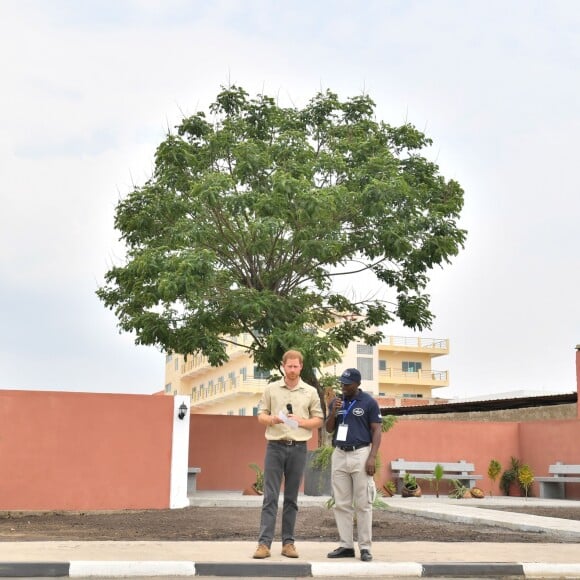 Le prince Harry, duc de Sussex, retourne sur les traces de sa mère à Huambo en Angola, le 27 septembre 2019, au cinquième jour de sa visite en Afrique du sud. Le prince Harry s'est assis près de l'arbre baptisé Diana, en souvenir de sa mère, la princesse de Galles qui s'était rendue sur place en 1997. Le champ de mines de l'époque a laissé place à une rue animée avec des maisons, des boutiques et des écoles. Huambo. Le 27 septembre 2019