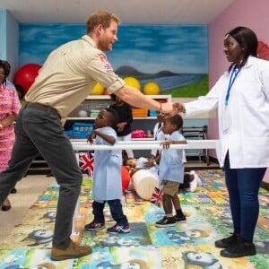 Le prince Harry, duc de Sussex, visite le centre orthopédique princesse Diana à Huambo en Angola, le 27 septembre 2019, au cinquième jour de sa visite en Afrique du Sud.