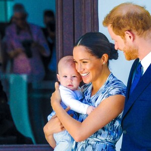 Le prince Harry et Meghan Markle présentent leur fils Archie à Desmond Tutu à Cape Town, Afrique du Sud le 25 septembre 2019.