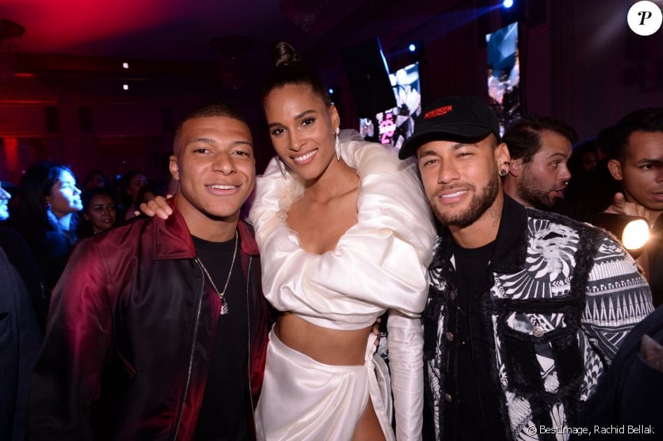 Cindy Bruna fête ses 25 ans avec les footballeurs Kylian Mbappé et