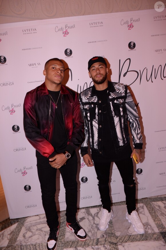 Les footballeurs Kylian Mbappé et Neymar Jr assistent à la fête d'anniversaire de Cindy Bruna 25 ans au Lutetia "Pop Up" Club. La soirée a été organisée par Five Eyes Production. Paris, le 28 septembre 2019. © Rachid Bellak / Bestimage