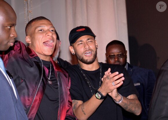 Les footballeurs Kylian Mbappé et Neymar Jr assistent à la fête d'anniversaire de Cindy Bruna 25 ans au Lutetia "Pop Up" Club. La soirée a été organisée par Five Eyes Production. Paris, le 28 septembre 2019. © Rachid Bellak / Bestimage