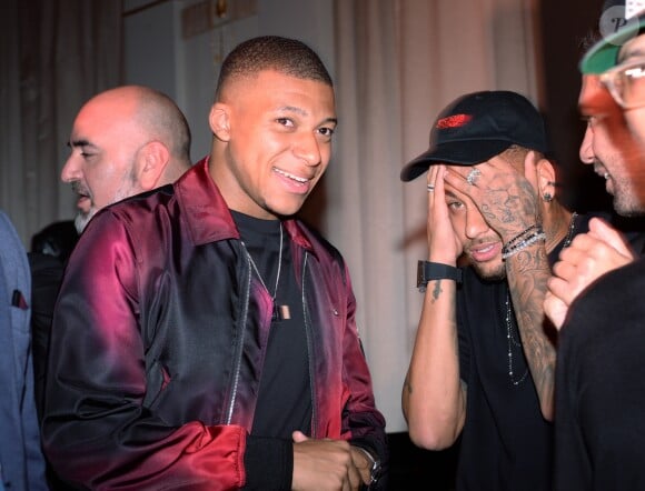 Les footballeurs Kylian Mbappé et Neymar Jr assistent à la fête d'anniversaire de Cindy Bruna 25 ans au Lutetia "Pop Up" Club. La soirée a été organisée par Five Eyes Production. Paris, le 28 septembre 2019. © Rachid Bellak / Bestimage