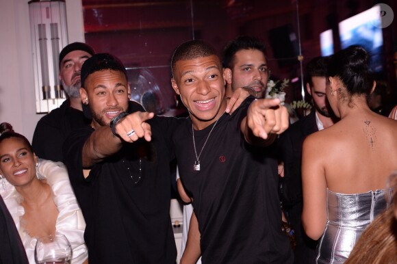 Les footballeurs Kylian Mbappé et Neymar Jr assistent à la fête d'anniversaire de Cindy Bruna 25 ans au Lutetia "Pop Up" Club. La soirée a été organisée par Five Eyes Production. Paris, le 28 septembre 2019. © Rachid Bellak / Bestimage