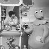 Archives - En France, à Paris, sur le plateau, dans le décor de fleurs et d'arbres en carton de "L'île aux enfants", de gauche à droite, FRANCOIS, interprété par Patrick BRICARD, prés de JULIE, interprétée par Eliane GAUTHIER, dans son kiosque, CASISMIR interprété par Yves BRUNIER et MONSIEUR DU SNOB, interprété par Jean-Louis TERRANGLE, en costume avec une canne et un canotier - Le 4 décembre 1978 © Jean-Claude Colin via Bestimage
