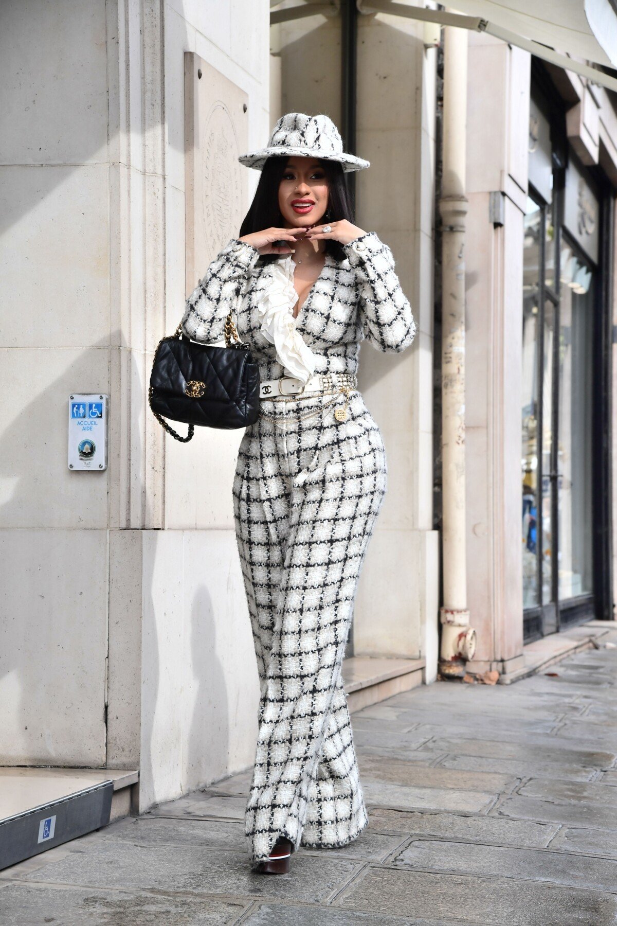 Photo : Cardi B quitte le défilé de mode Chanel lors de la Fashion Week et  va faire du shopping dans la boutique Bonpoint à Paris le 1er octobre 2019.  - Purepeople