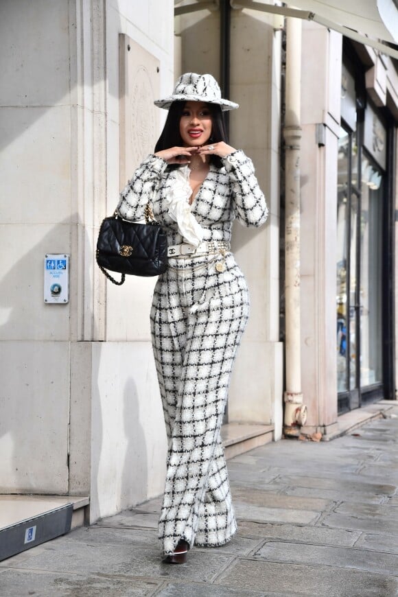 Cardi B quitte le défilé de mode Chanel lors de la Fashion Week et va faire du shopping dans la boutique Bonpoint à Paris le 1er octobre 2019.