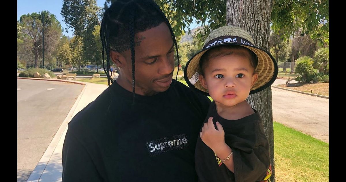 Travis Scott Tient Sa Fille Stormi Dans Les Bras Instagram De Kylie Jenner Purepeople 2446