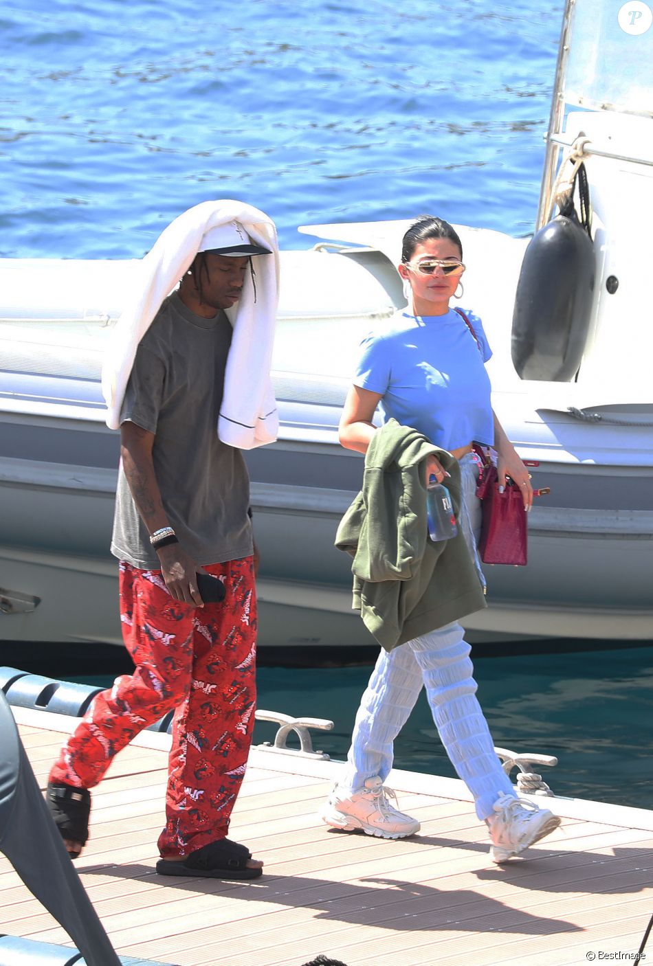 Kylie Jenner, son compagnon Travis Scott en vacances à Monaco, le 16 août 2019. Kylie et Travis essaient de se cacher des photographes.