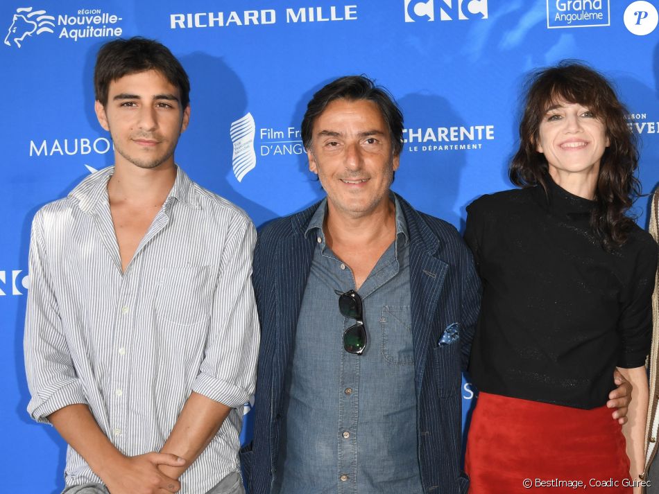 Ben Attal avec ses parents Yvan Attal et Charlotte ...