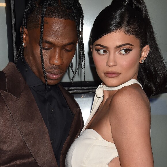 Séparation - Kylie Jenner séparé de Travis Scott - Travis Scott avec sa compagne Kylie Jenner à la première du prochain documentaire de Netflix Look Mom I Can Fly au Barker Hangar dans le quartier de Santa Monica à Los Angeles. Ce nouveau documentaire sera disponible à partir du 28 août sur Netflix. On y découvre des images inédites de T. Scott à ses débuts, jusqu'à son ascension aujourd'hui. Look Mom I Can Fly place les spectateurs au premier rang de la vie du rappeur, en s'intéressant à la sortie et aux répercussions d'Astroworld, son dernier album nommé aux Grammys. Le 27 août 2019