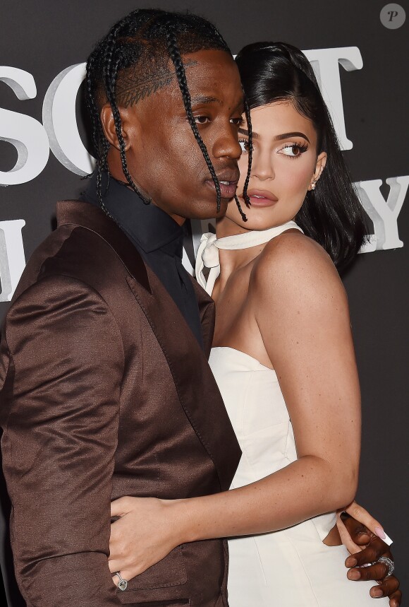 Travis Scott avec sa compagne Kylie Jenner à la première du prochain documentaire de Netflix Look Mom I Can Fly au Barker Hangar dans le quartier de Santa Monica à Los Angeles. Ce nouveau documentaire sera disponible à partir du 28 août sur Netflix. On y découvre des images inédites de T. Scott à ses débuts, jusqu'à son ascension aujourd'hui. Look Mom I Can Fly place les spectateurs au premier rang de la vie du rappeur, en s'intéressant à la sortie et aux répercussions d'Astroworld, son dernier album nommé aux Grammys. Le 27 août 2019