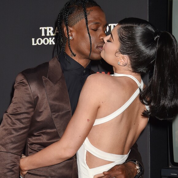 Travis Scott avec sa compagne Kylie Jenner à la première du prochain documentaire de Netflix Look Mom I Can Fly au Barker Hangar dans le quartier de Santa Monica à Los Angeles. Ce nouveau documentaire sera disponible à partir du 28 août sur Netflix. On y découvre des images inédites de T. Scott à ses débuts, jusqu'à son ascension aujourd'hui. Look Mom I Can Fly place les spectateurs au premier rang de la vie du rappeur, en s'intéressant à la sortie et aux répercussions d'Astroworld, son dernier album nommé aux Grammys. Le 27 août 2019