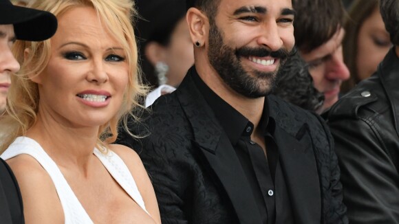Adil Rami repéré à Londres avec une blonde, aux allures de Pamela Anderson