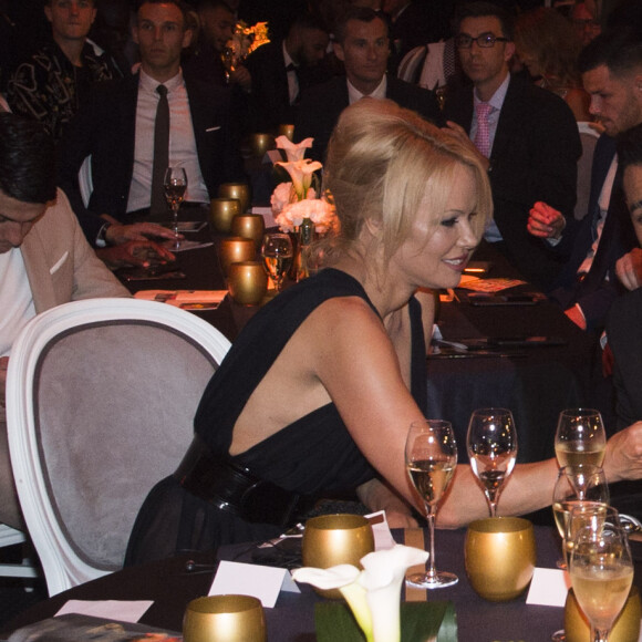 Adil Rami et Pamela Anderson lors de la soirée de la 28ème cérémonie des trophées UNFP (Union nationale des footballeurs professionnels) au Pavillon d'Armenonville à Paris, France, le 19 mai 2019.