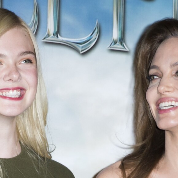 Elle Fanning et Angelina Jolie lors du photocall pour le film "Maléfique" à l'hôtel Bristol, à Paris, le 6 mai 2014. Angelina Jolie interprète le rôle de Maléfique et Elle Fanning joue la princesse Aurore.