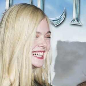 Elle Fanning et Angelina Jolie lors du photocall pour le film "Maléfique" à l'hôtel Bristol, à Paris, le 6 mai 2014. Angelina Jolie interprète le rôle de Maléfique et Elle Fanning joue la princesse Aurore.