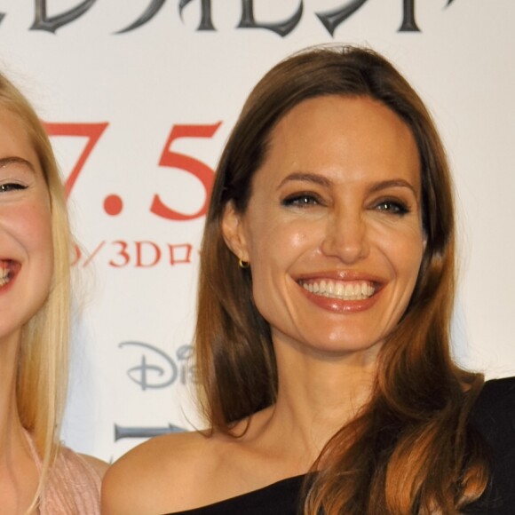 Elle Fanning et Angelina Jolie assistent à la conférence de presse du film "Maleficent" à Tokyo. Le 24 juin 2014.