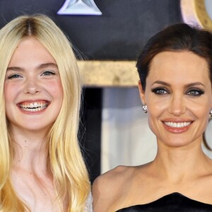 Elle Fanning et Angelina Jolie assistent à la première du film "Maleficent" à Tokyo. Le 23 juin 2014.