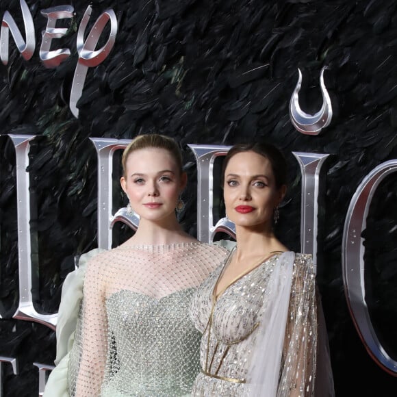 Elle Fanning, Angelina Jolie lors de la première du film "Maléfique : Le Pouvoir du mal" à l'Imax Odeon de Londres le 9 octobre 2019.