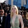 Elle Fanning - Descente des marches du film "How To Talk To Girls at Parties" lors du 70ème Festival International du Film de Cannes. Le 21 mai 2017. © Borde-Jacovides-Moreau/Bestimage