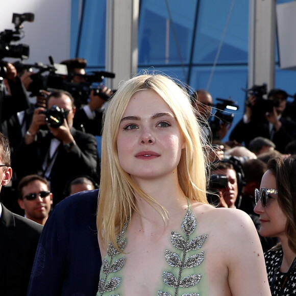 Elle Fanning - Descente des marches du film "How To Talk To Girls at Parties" lors du 70ème Festival International du Film de Cannes. Le 21 mai 2017. © Borde-Jacovides-Moreau/Bestimage