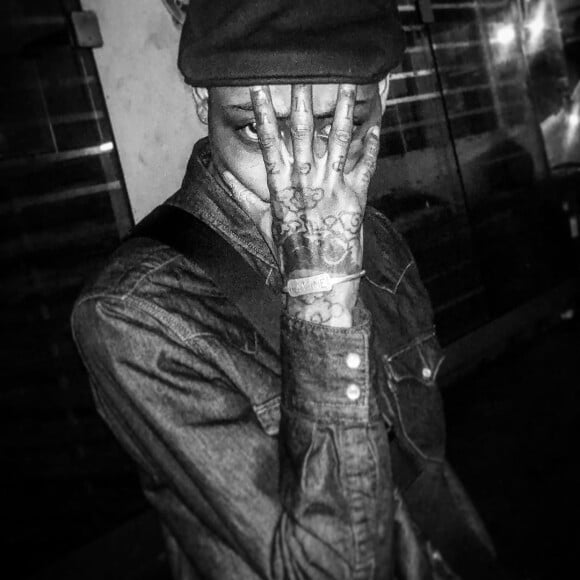 Photo : Le rappeur Guizmo et sa main tatouée sur Instagram