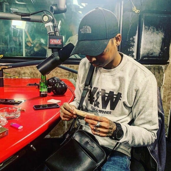 Photo : Le rappeur Guizmo et sa main tatouée sur Instagram