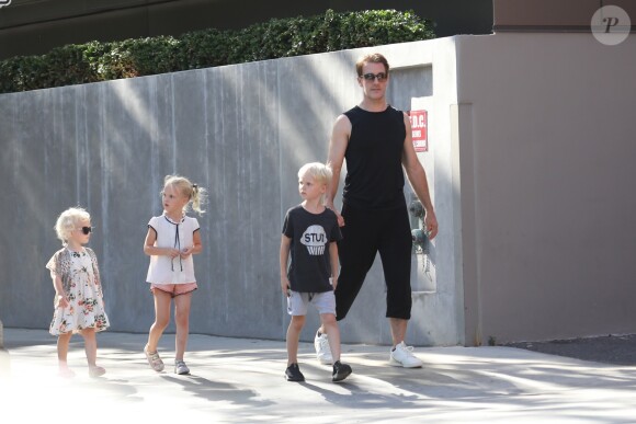 Exclusif - James van der Beek se balade avec ses enfants Joshua, Olivia et Annabel dans le quartier de Beverly Hills à Los Angeles, le 29 août 2019