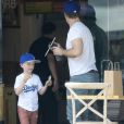 Exclusif - James Van Der Beek a été aperçu avec son fils Joshua dans les rues de Los Angeles. le 11 mai 2019.