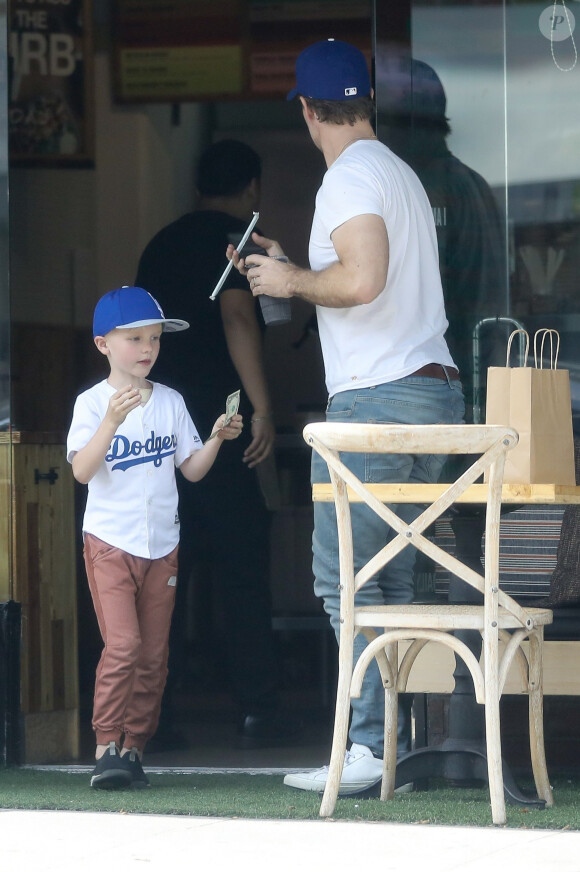 Exclusif - James Van Der Beek a été aperçu avec son fils Joshua dans les rues de Los Angeles. le 11 mai 2019.