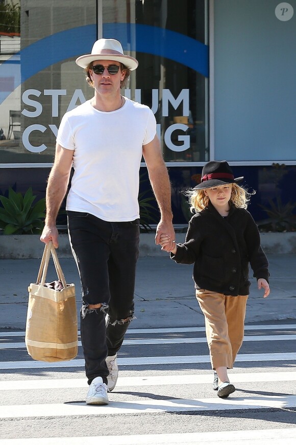 James Van Der Beek est allé faire du shopping avec son fils Joshua dans le quartier de Larchmont à Los Angeles. Le 25 mars 2019