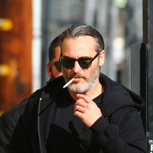Joaquin Phoenix fume une cigarette à son arrivée à l'émission Jimmy Kimmel Live à Los Angeles, le 1er octobre 2019