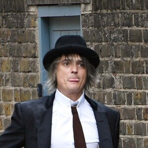Exclusif - Pete Doherty dans la rue à Londres avec ses deux chiens Husky de Sibérie en laisse le 4 septembre 2019.