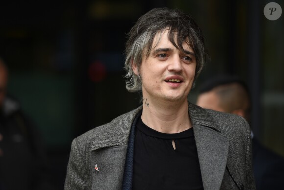 Le rocker Pete Doherty quitte les studios de la BBC après l'enregistrement de l'émission Radio Five Live, il porte un long manteau ulster en laine gris et l'étui de sa guitare à la main. Salford, le 9 mai 2019.