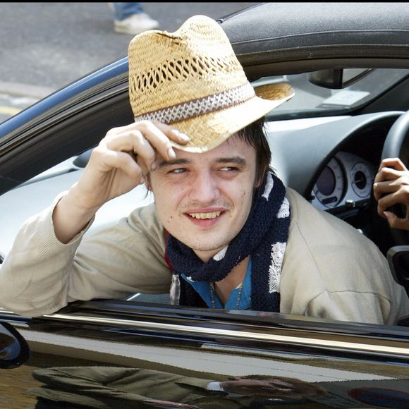 Exclusif- Pete Doherty dans les rues de Londres, en 2006.