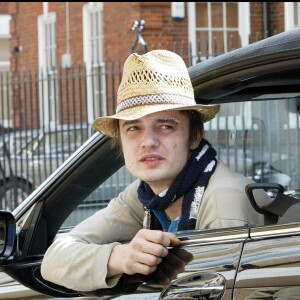 Exclusif- Pete Doherty dans les rues de Londres, en 2006.