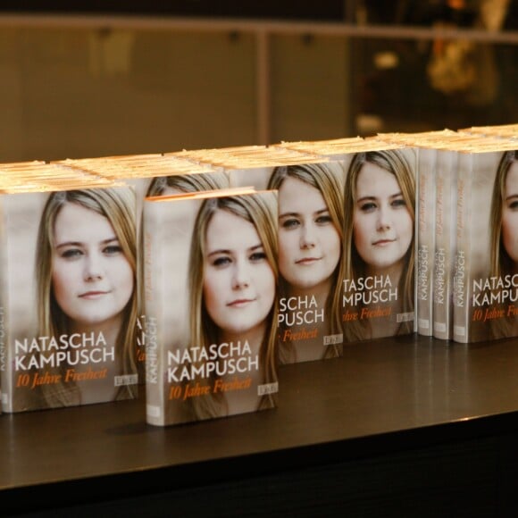 10 ans après son évasion et 8 ans de séquestration, l'Autrichienne Natascha Kampusch sort un second livre à Vienne en Autriche, le 17 août 2016