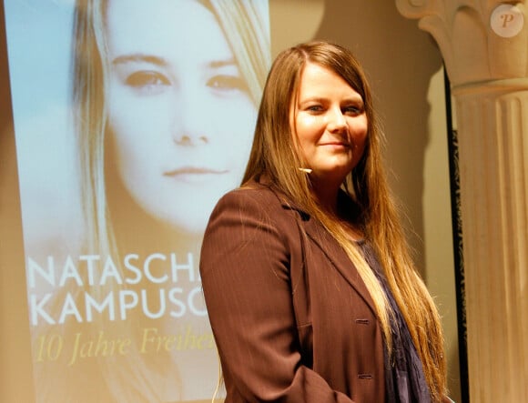 10 ans après son évasion et 8 ans de séquestration, l'Autrichienne Natascha Kampusch sort un second livre à Vienne en Autriche, le 17 août 2016