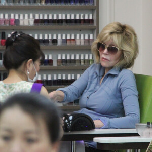 Jane Fonda se fait pomponner dans un salon de manucure/pédicure à Beverly Hills le 8 avril 2019.