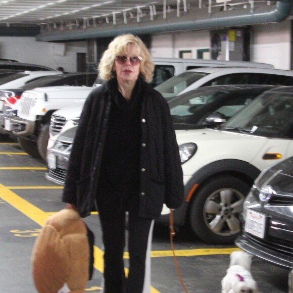 Jane Fonda se fait faire une manucure/pédicure à Beverly Hills le 16 février 2019.