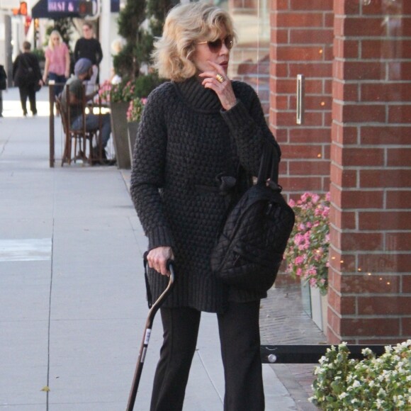 Exclusif - Jane Fonda se déplace doucement avec une canne à son arrivée dans un centre médical à Beverly Hills, Los Angeles, le 4 décembre 2018.