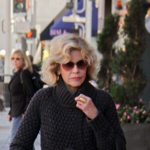 Exclusif - Jane Fonda se déplace doucement avec une canne à son arrivée dans un centre médical à Beverly Hills, Los Angeles, le 4 décembre 2018.
