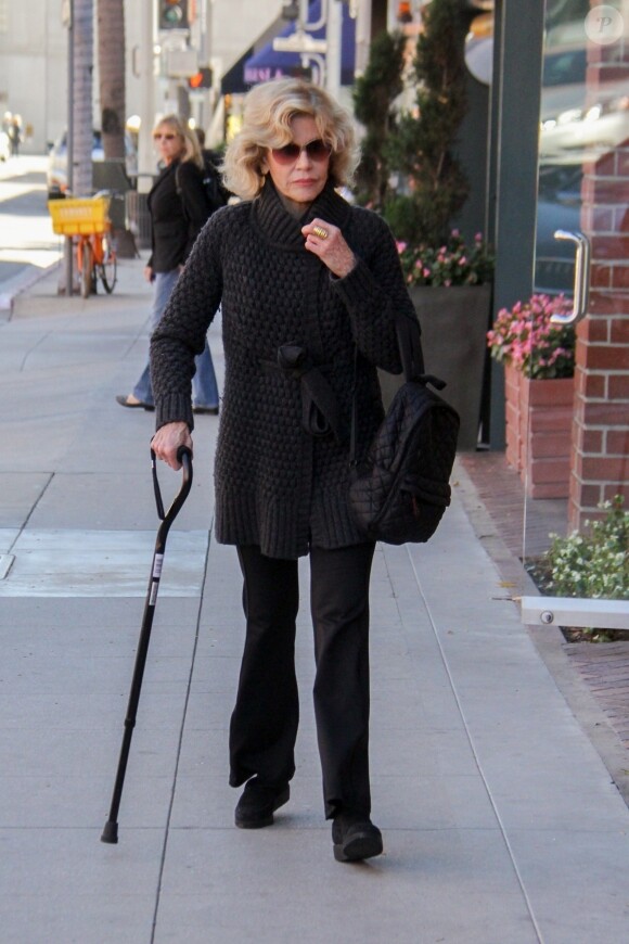 Exclusif - Jane Fonda se déplace doucement avec une canne à son arrivée dans un centre médical à Beverly Hills, Los Angeles, le 4 décembre 2018.