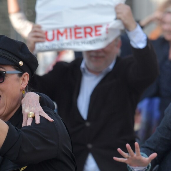 Rossy de Palma et Jane Fonda - Traditionnel remake du célèbre film de Louis Lumière de 1895 "La Sortie de l'usine Lumière à Lyon" à l'occasion du 10ème Festival Lumière à Lyon le 20 octobre 2018. © Giancarlo Gorassini / Bestimage