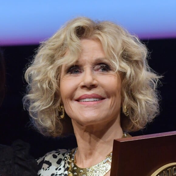 Nolwenn Leroy et Jane Fonda (prix Lumière 2018) lors de la remise du prix Lumière 2018 au 10ème festival Lumières au palais des congrès de Lyon le 19 octobre 2018. © Giancarlo Gorassini / Bestimage